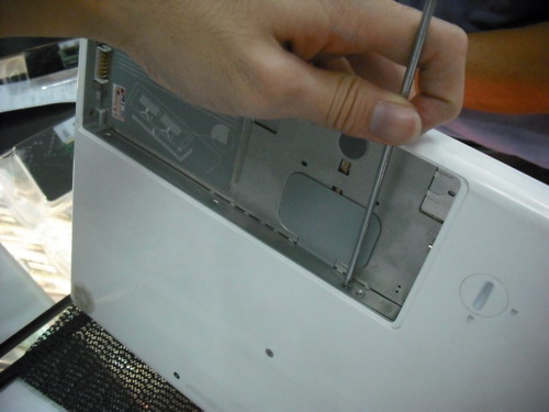 SSD_on_Macbook_White_Core_2_03_resize.JPG