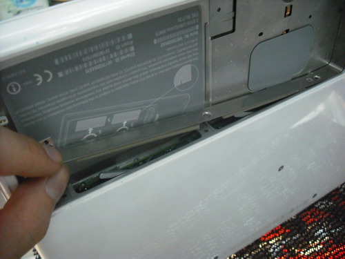 SSD_on_Macbook_White_Core_2_04_resize.JPG