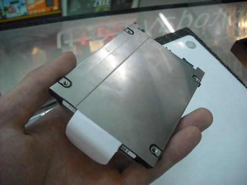 SSD_on_Macbook_White_Core_2_08_resize.JPG